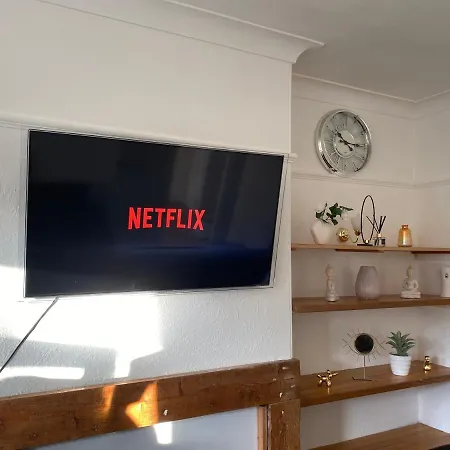 3 & 4 Bedroom House Available With Sky Emerald Serviced Leeds, Upto 14 Guest, With Free Car Park And Free Wifi , Offer For Long Term Bookings Apartmán