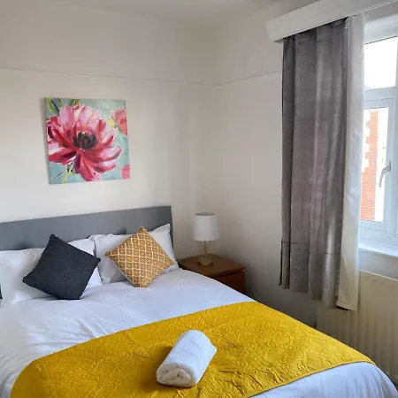 3 & 4 Bedroom House Available With Sky Emerald Serviced Leeds, Upto 14 Guest, With Free Car Park And Free Wifi , Offer For Long Term Bookings Leeds (West Yorkshire)