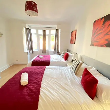3 & 4 Bedroom House Available With Sky Emerald Serviced Leeds, Upto 14 Guest, With Free Car Park And Free Wifi , Offer For Long Term Bookings Apartment