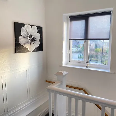 3 & 4 Bedroom House Available With Sky Emerald Serviced Leeds, Upto 14 Guest, With Free Car Park And Free Wifi , Offer For Long Term Bookings Apartment *