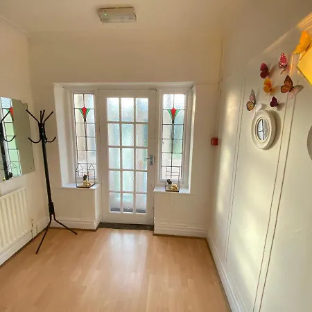 3 & 4 Bedroom House Available With Sky Emerald Serviced Leeds, Upto 14 Guest, With Free Car Park And Free Wifi , Offer For Long Term Bookings *