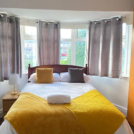 Apartment 3 & 4 Bedroom House Available With Sky Emerald Serviced Leeds, Upto 14 Guest, With Free Car Park And Free Wifi , Offer For Long Term Bookings Leeds (West Yorkshire)