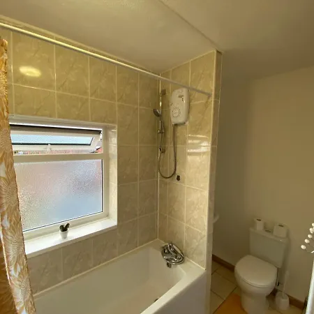 3 & 4 Bedroom House Available With Sky Emerald Serviced Leeds, Upto 14 Guest, With Free Car Park And Free Wifi , Offer For Long Term Bookings Leeds (West Yorkshire)
