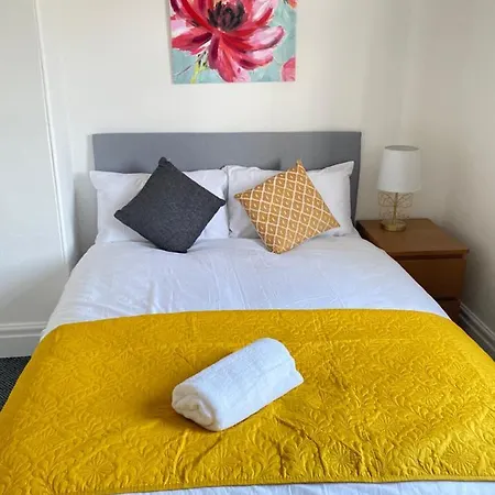 3 & 4 Bedroom House Available With Sky Emerald Serviced Leeds, Upto 14 Guest, With Free Car Park And Free Wifi , Offer For Long Term Bookings Apartment
