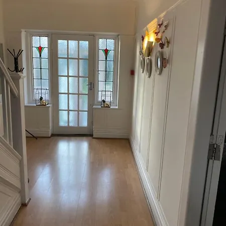 Apartment 3 & 4 Bedroom House Available With Sky Emerald Serviced Leeds, Upto 14 Guest, With Free Car Park And Free Wifi , Offer For Long Term Bookings *