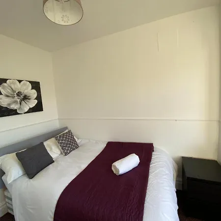 Apartment 3 & 4 Bedroom House Available With Sky Emerald Serviced Leeds, Upto 14 Guest, With Free Car Park And Free Wifi , Offer For Long Term Bookings *
