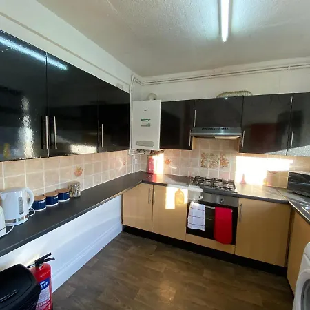 Apartment 3 & 4 Bedroom House Available With Sky Emerald Serviced Leeds, Upto 14 Guest, With Free Car Park And Free Wifi , Offer For Long Term Bookings