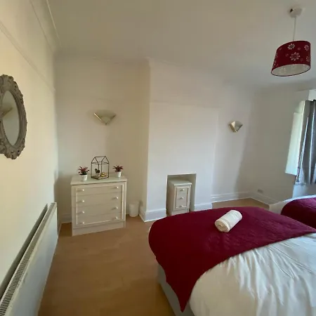 3 & 4 Bedroom House Available With Sky Emerald Serviced Leeds, Upto 14 Guest, With Free Car Park And Free Wifi , Offer For Long Term Bookings Apartment *