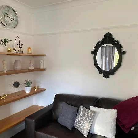 3 & 4 Bedroom House Available With Sky Emerald Serviced Leeds, Upto 14 Guest, With Free Car Park And Free Wifi , Offer For Long Term Bookings
