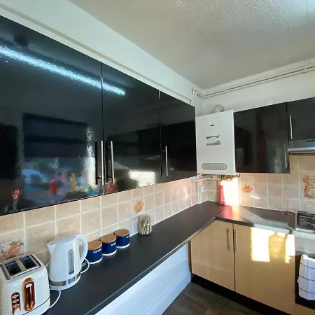 3 & 4 Bedroom House Available With Sky Emerald Serviced Leeds, Upto 14 Guest, With Free Car Park And Free Wifi , Offer For Long Term Bookings *
