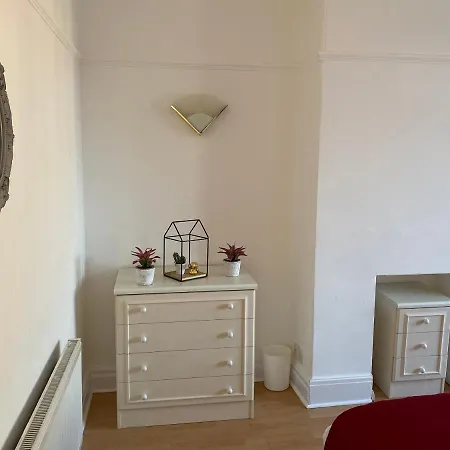 3 & 4 Bedroom House Available With Sky Emerald Serviced Leeds, Upto 14 Guest, With Free Car Park And Free Wifi , Offer For Long Term Bookings *