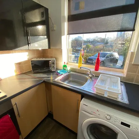 3 & 4 Bedroom House Available With Sky Emerald Serviced Leeds, Upto 14 Guest, With Free Car Park And Free Wifi , Offer For Long Term Bookings *