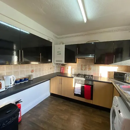 3 & 4 Bedroom House Available With Sky Emerald Serviced Leeds, Upto 14 Guest, With Free Car Park And Free Wifi , Offer For Long Term Bookings