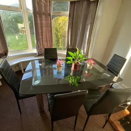 3 & 4 Bedroom House Available With Sky Emerald Serviced Leeds, Upto 14 Guest, With Free Car Park And Free Wifi , Offer For Long Term Bookings Apartment Leeds (West Yorkshire)