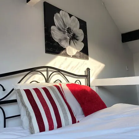 Apartmán 3 & 4 Bedroom House Available With Sky Emerald Serviced Leeds, Upto 14 Guest, With Free Car Park And Free Wifi , Offer For Long Term Bookings *